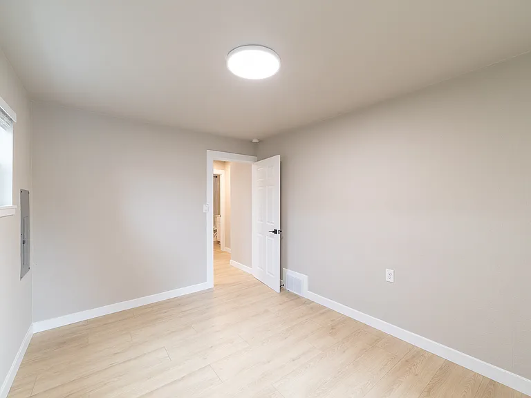 910 E Main St — Photo 9