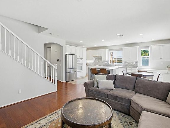 5th image of 3954 Lake Shore St