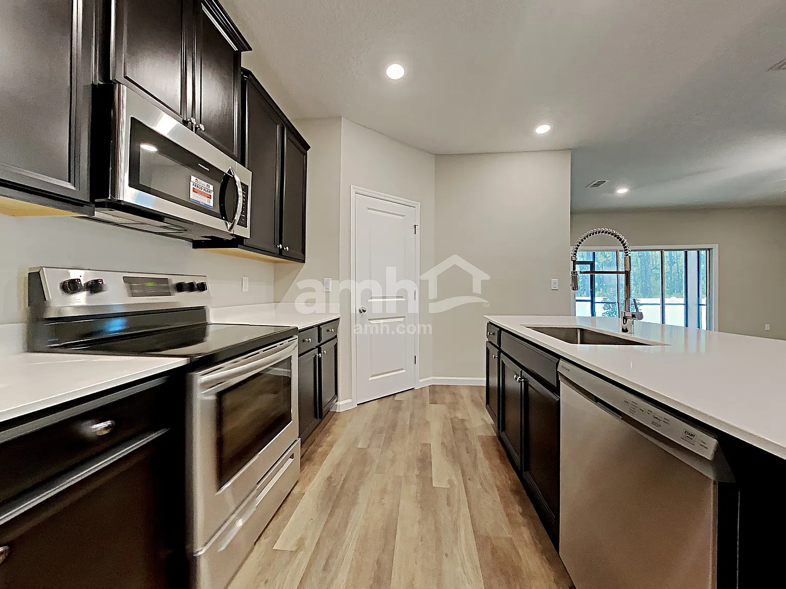 4 bed, 3.0 bath, 2028 sqft, $2,525 — Photo 4