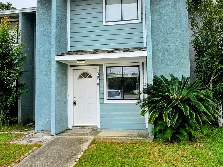 3910 Venetian Cir #1 — Photo 1