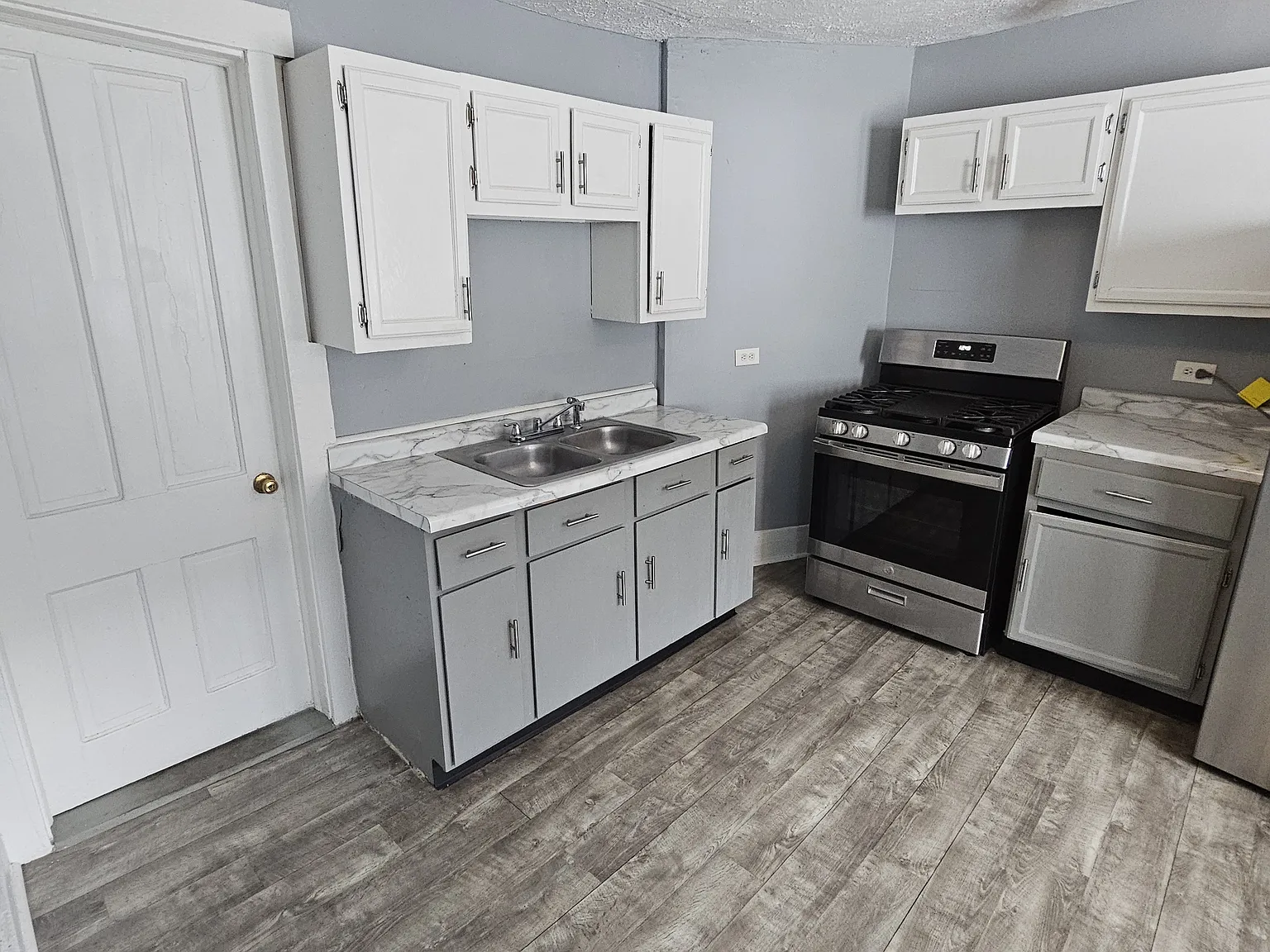 2 bed, 1000 sqft, $1,250 — Photo 2