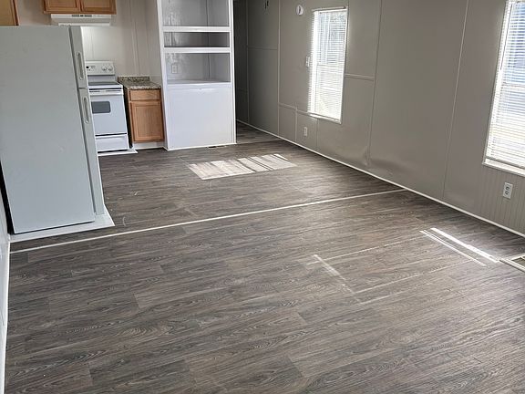 Open floor plan, ceiling fan