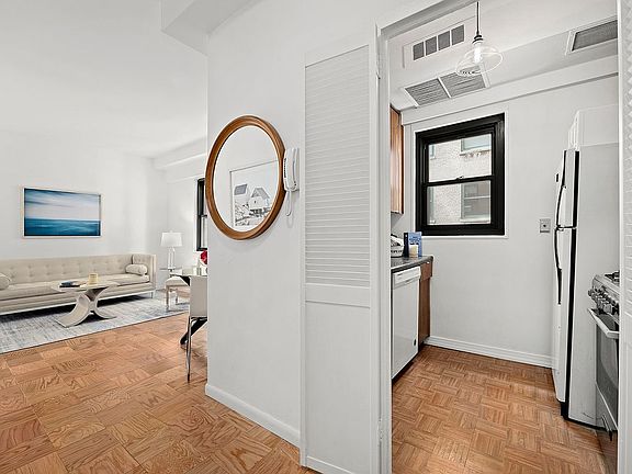 3rd image of 58 W 58th St APT 9F