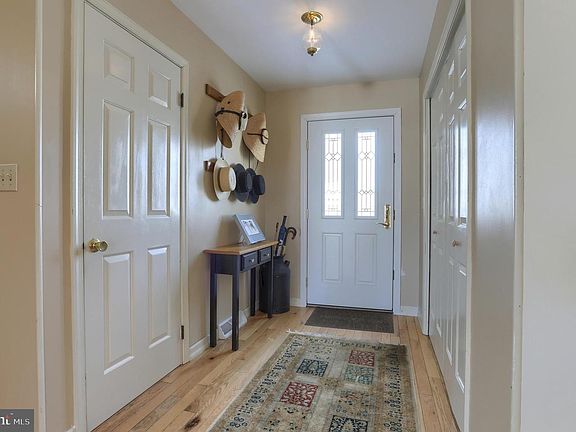 3rd image of 905 Ebenezer Rd