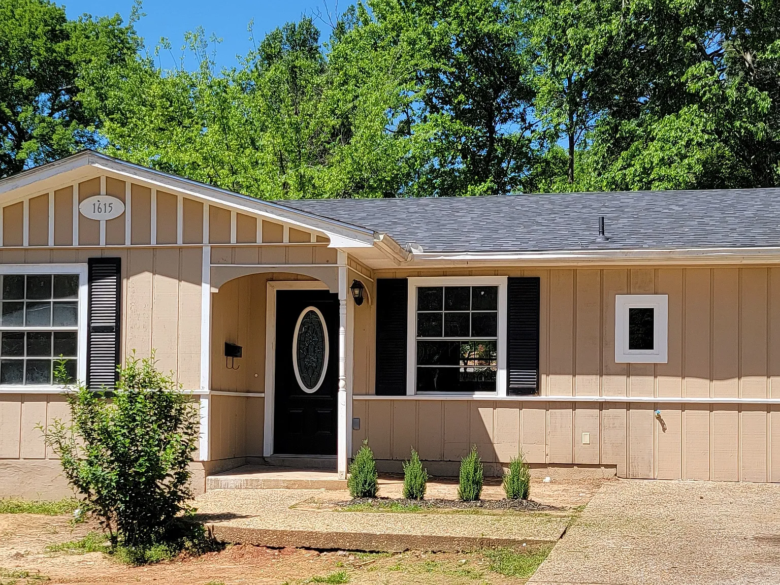 3 bed, 1300 sqft, $1,695 — Photo 1