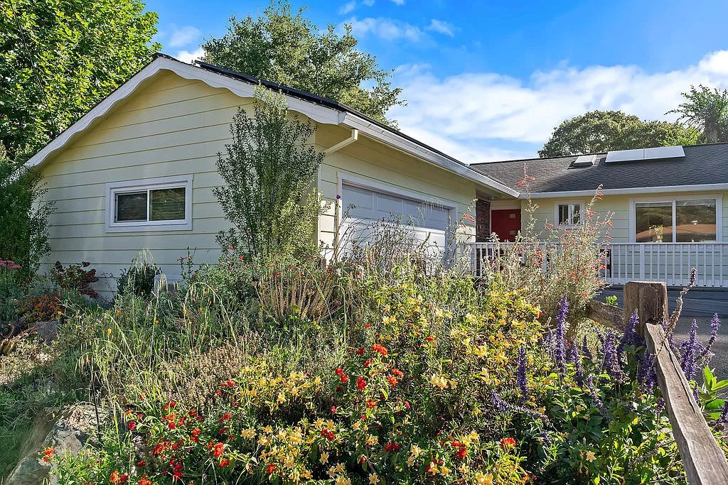 4 bed, 1725 sqft, $4,580 — Photo 2