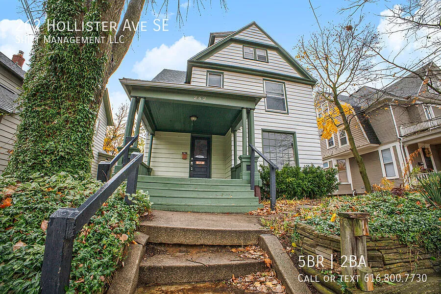 Darling 5 Bedroom With Tons Of Character! — Photo 2