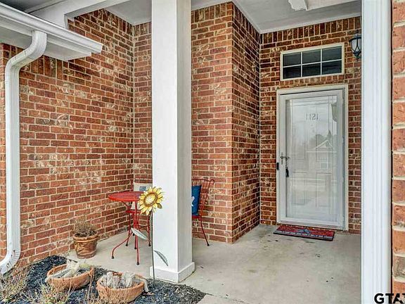 3rd image of 1121 E Park Dr