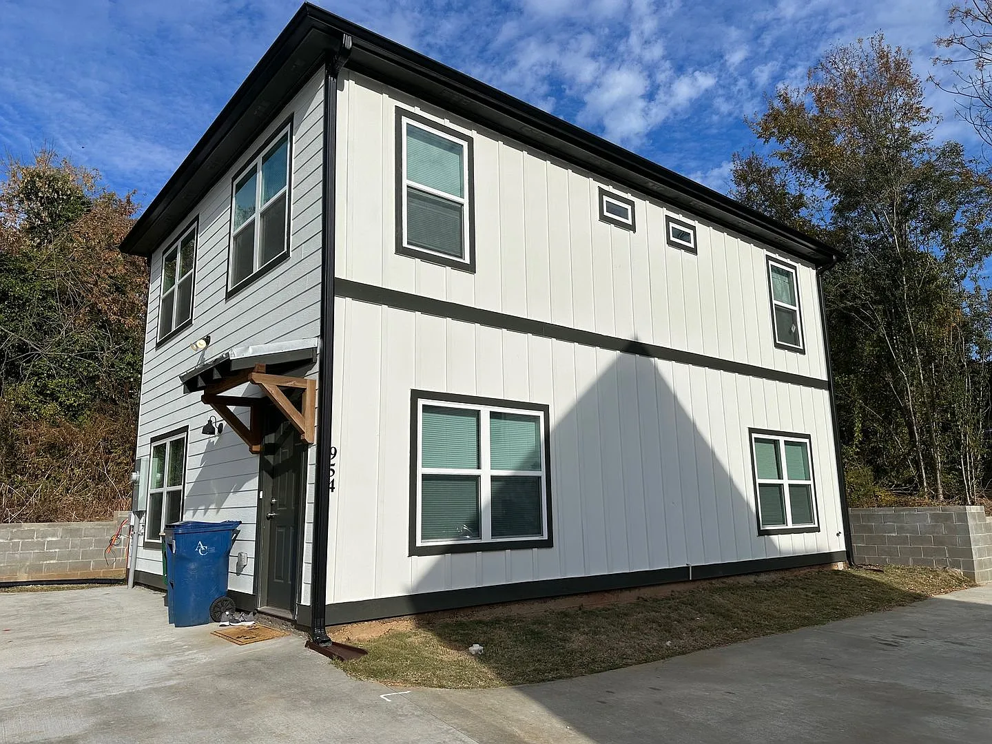 4 BR/ 4BA Home Located on MLK — Photo 1