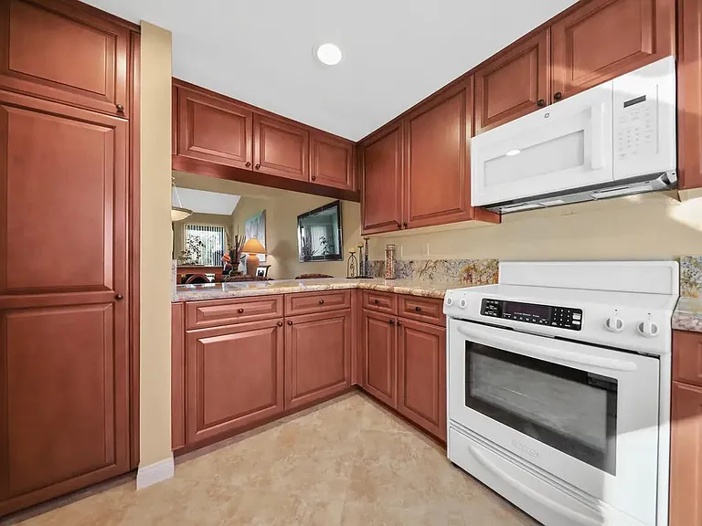 93 Marbella Dr — Photo 9