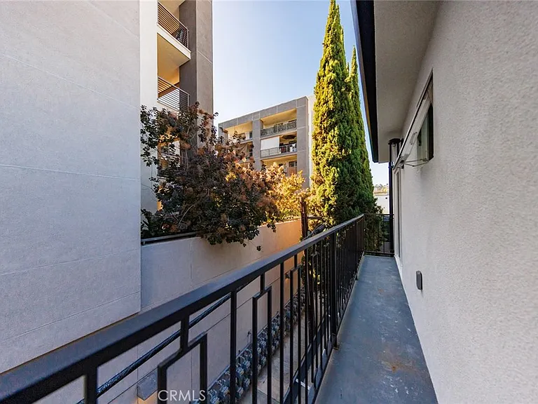 1243 N Sycamore Ave — Photo 34