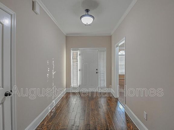 3rd image of 1328 Royal Oak St