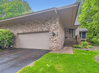 1104 Hollybrook Dr, Wayzata, MN 55391