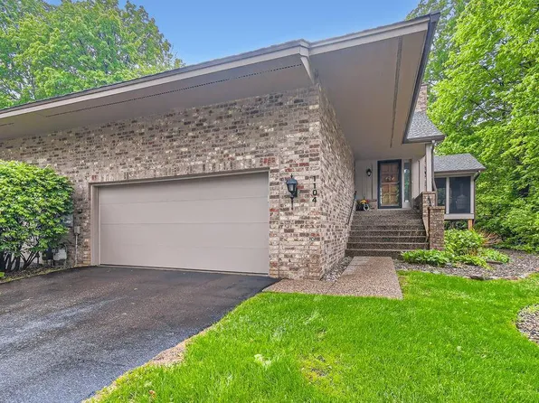 1104 Hollybrook Dr, Wayzata, MN 55391