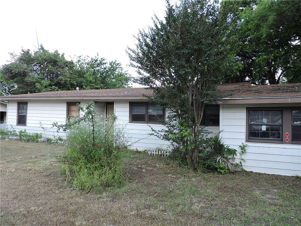 1st image of 921 W Mesquite St