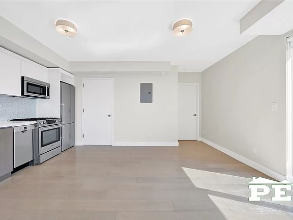 4th image of 2128 Ocean Ave #9A