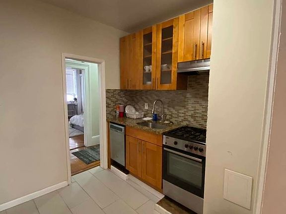 3rd image of 7 W 16th St #5
