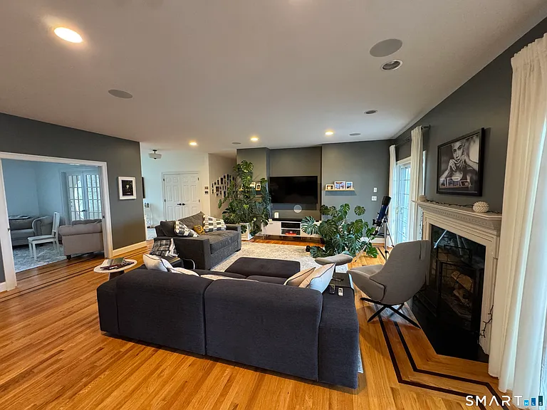 556 Hill St — Photo 15