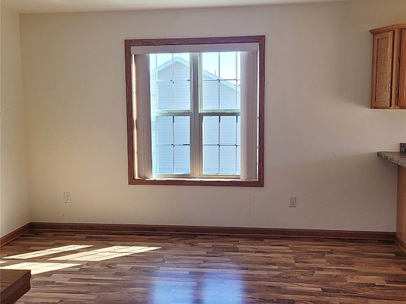 5th image of 250 Grant Avenue Cir