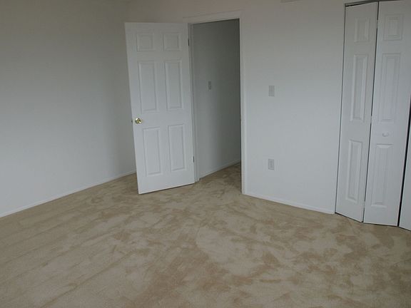 4th image of 1020 Pine Tree Dr #9