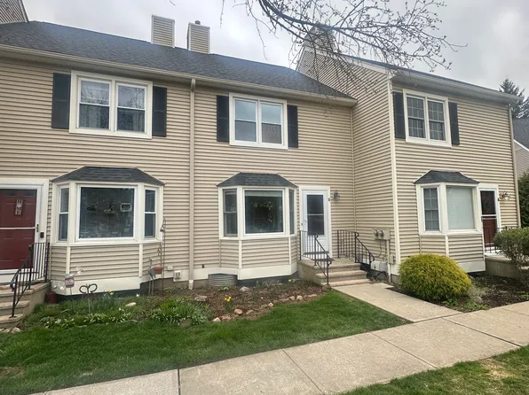 16 Braintree Ct, Suffield, CT 06078