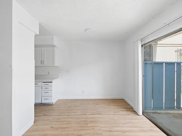 934 Larch St — Photo 2