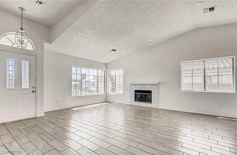 3 bed, 2.0 bath, 1336 sqft, $1,995 — Photo 2
