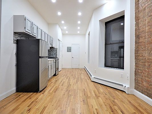 3rd image of 226 E 85th St APT 3A