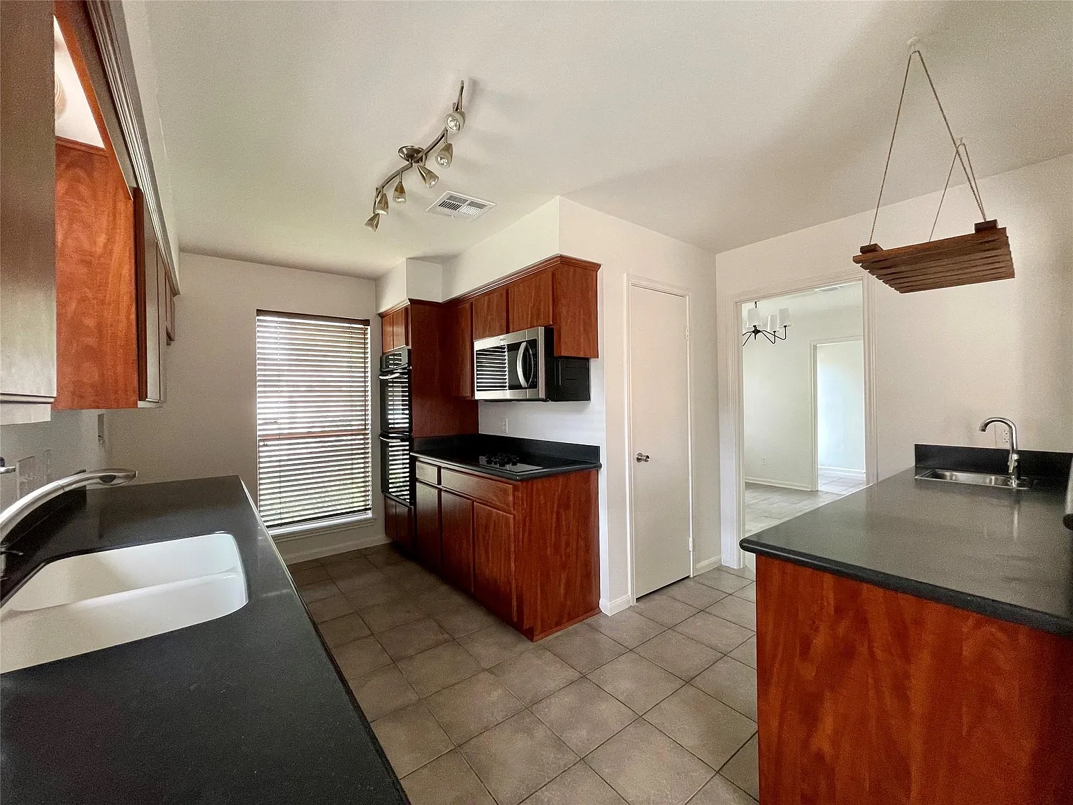 3 bed, 2.0 bath, 1869 sqft, $2,100 — Photo 4