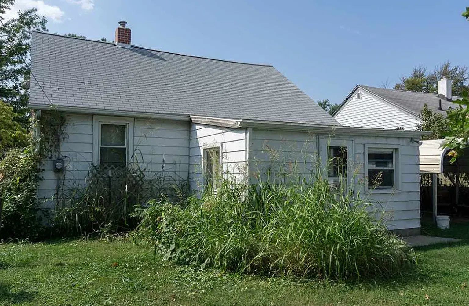 Charming 2BR, 2BA Single Family Home with Detached Garage and Washer/Dryer Provided — Photo 2