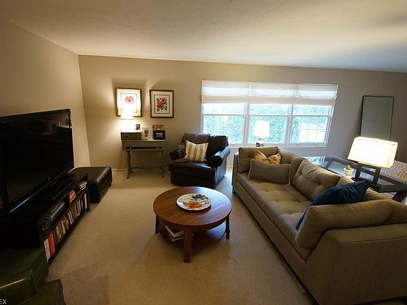 3rd image of 230 Commons Ct #27