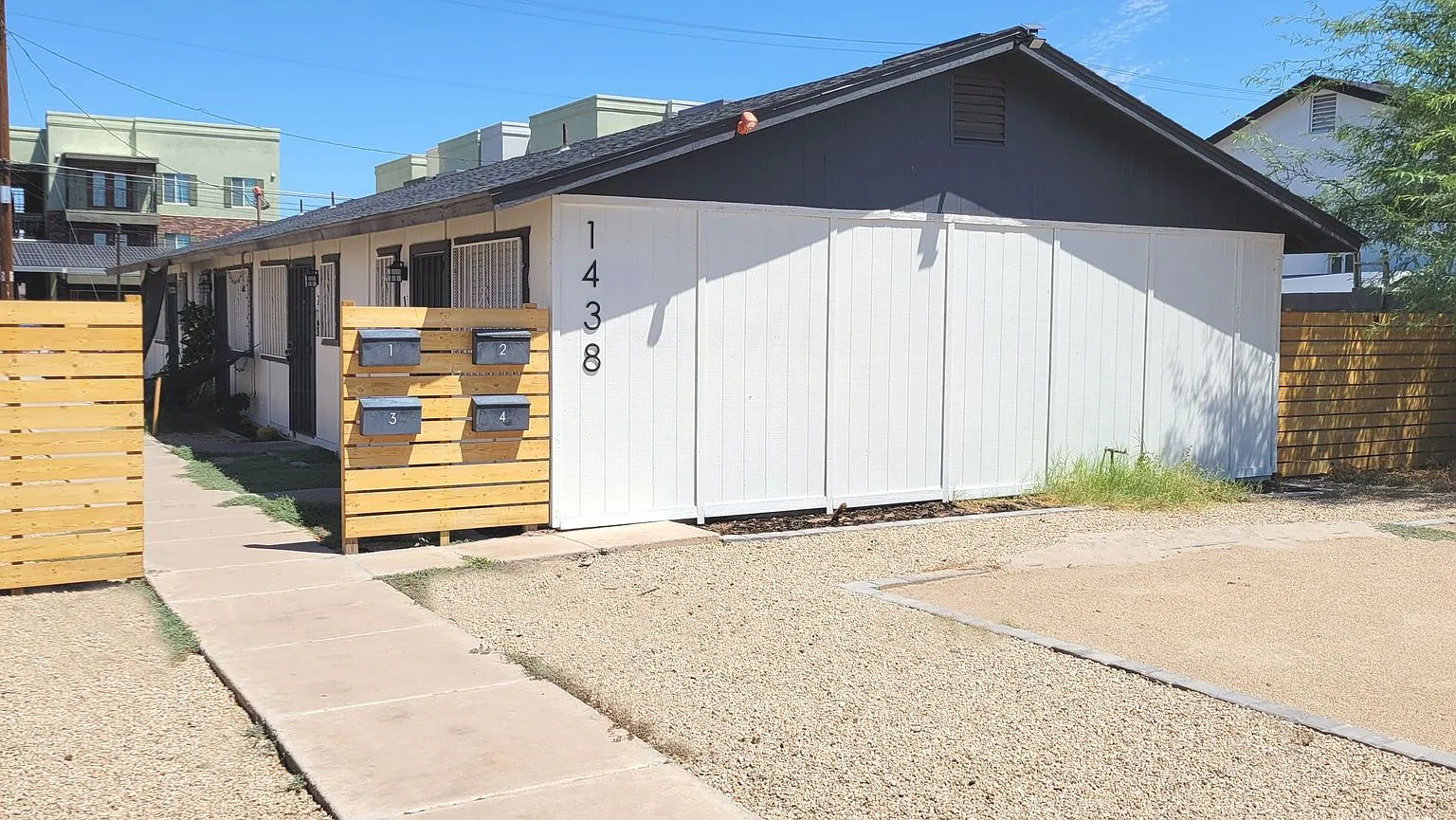 1 Bedroom Unit In Prime Phoenix Location — Photo 1