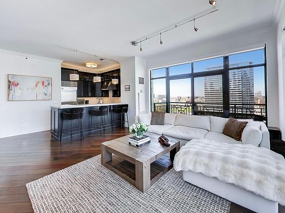 4th image of 340 W Superior St APT 1501