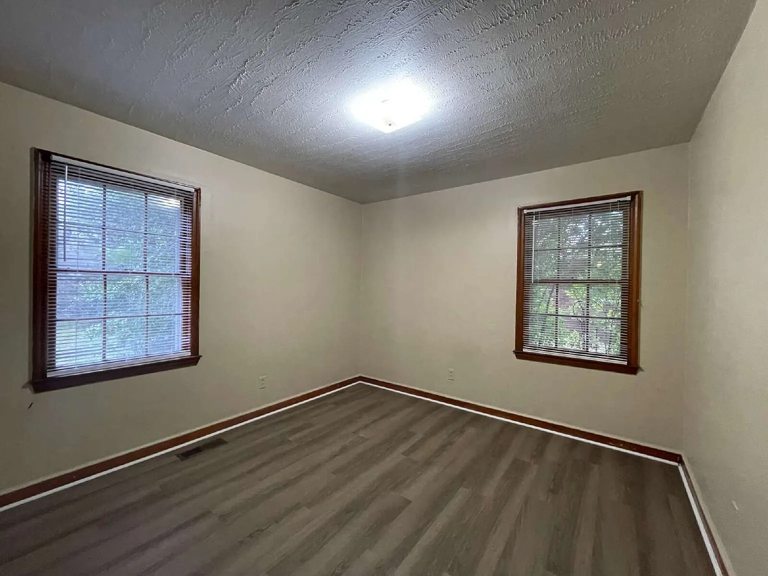 3 bed, 1.0 bath, 1188 sqft, $1,200 — Photo 4
