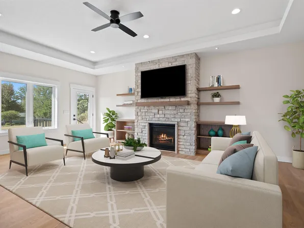 1019 Maple Hills Ln, Waverly, IA 50677