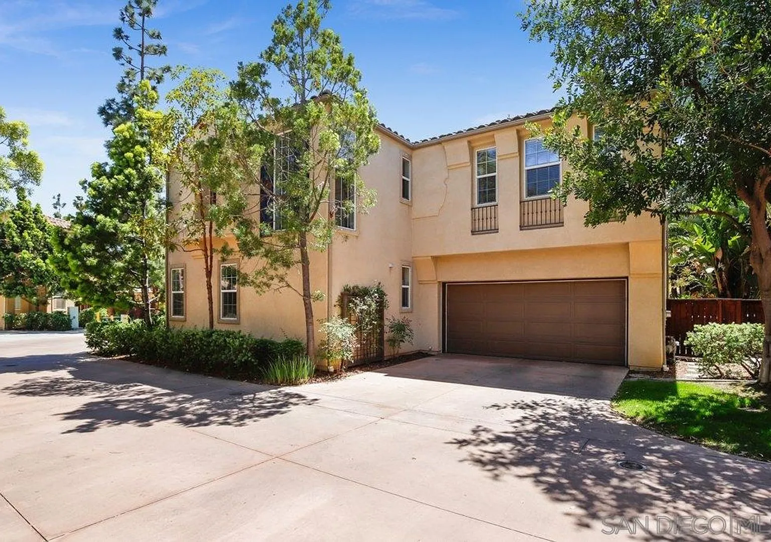 Spacious 3 Bed 2.5 Bath in Crescent Court Community with nice backyard! — Photo 2
