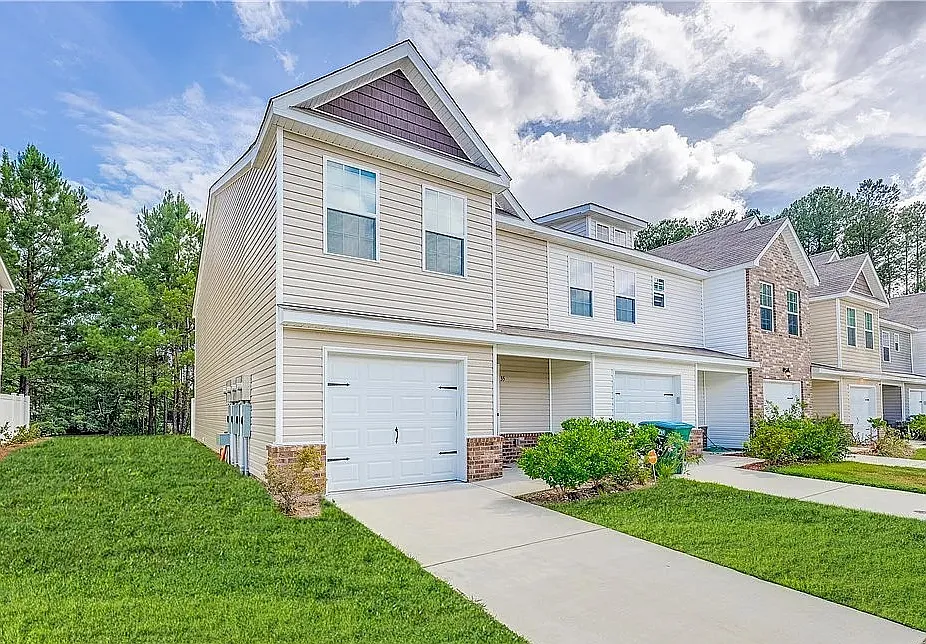 3 bed, 2.5 bath, 1660 sqft, $2,100 — Photo 2