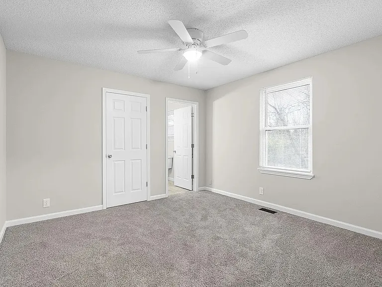 214 Tobacco Rd — Photo 10
