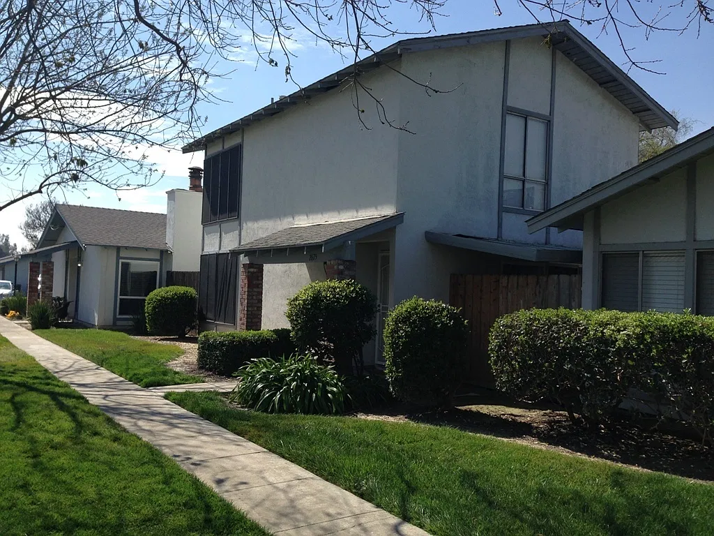 Nice townhome located in a gated community — Photo 1