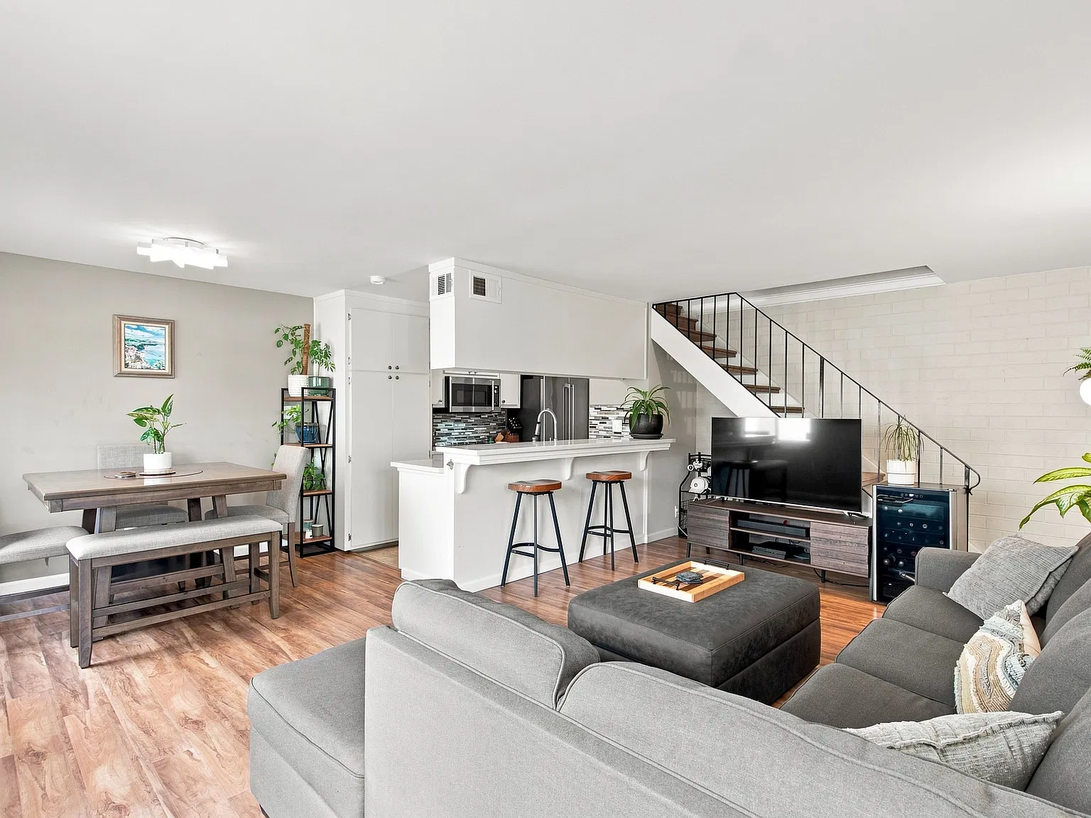 2 bed, 903 sqft, $3,325 — Photo 3