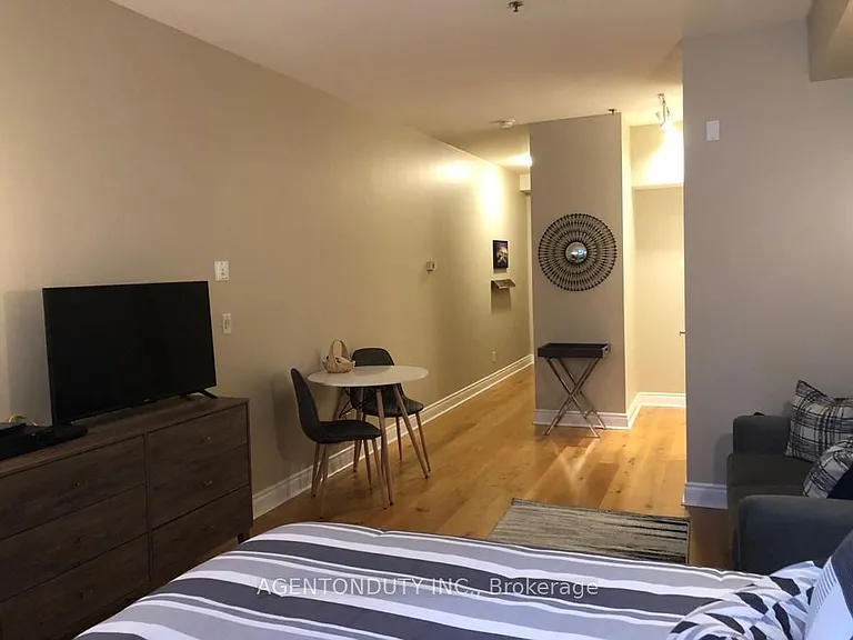 73 Richmond St W #404 — Photo 6