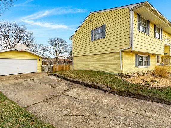 3rd image of 831 Brown Ct