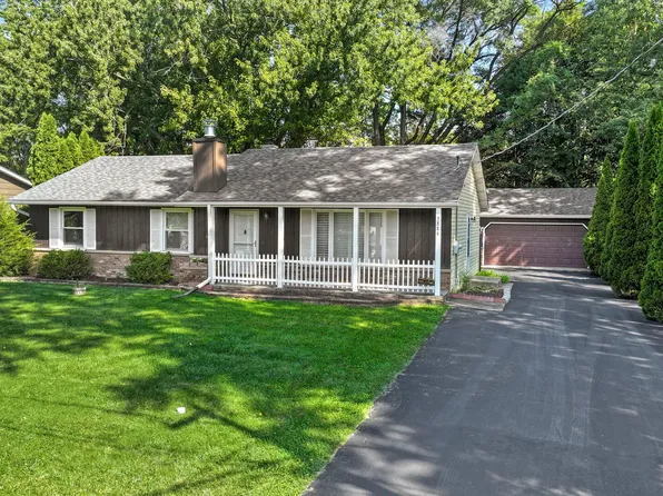 3884 Woodlawn Ave, Gurnee, IL 60031