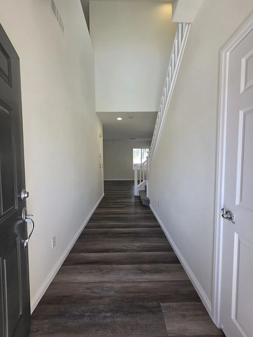Beautiful 2 Story Home in Mountains Edge. — Photo 4