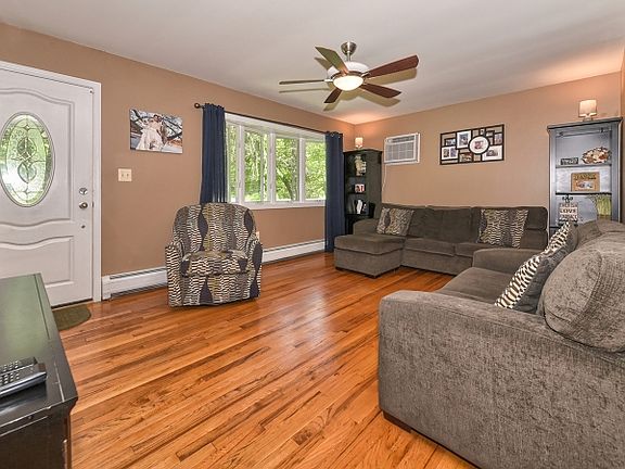 3rd image of 427 Otterhole Rd