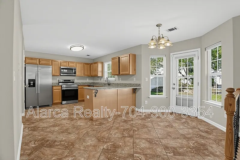 4 bed, 2.5 bath, 2190 sqft, $2,300 — Photo 2