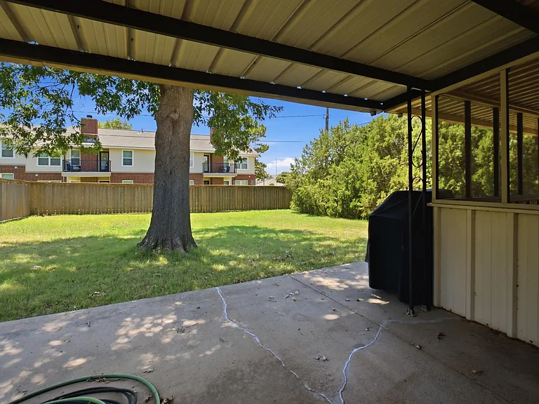 5526 Russell Dr — Photo 21