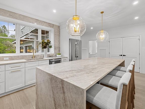 5th image of 150 Fruit St