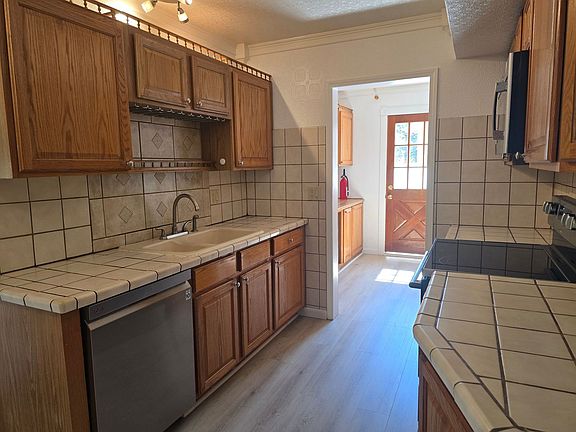 5th image of 652 Arbutus St