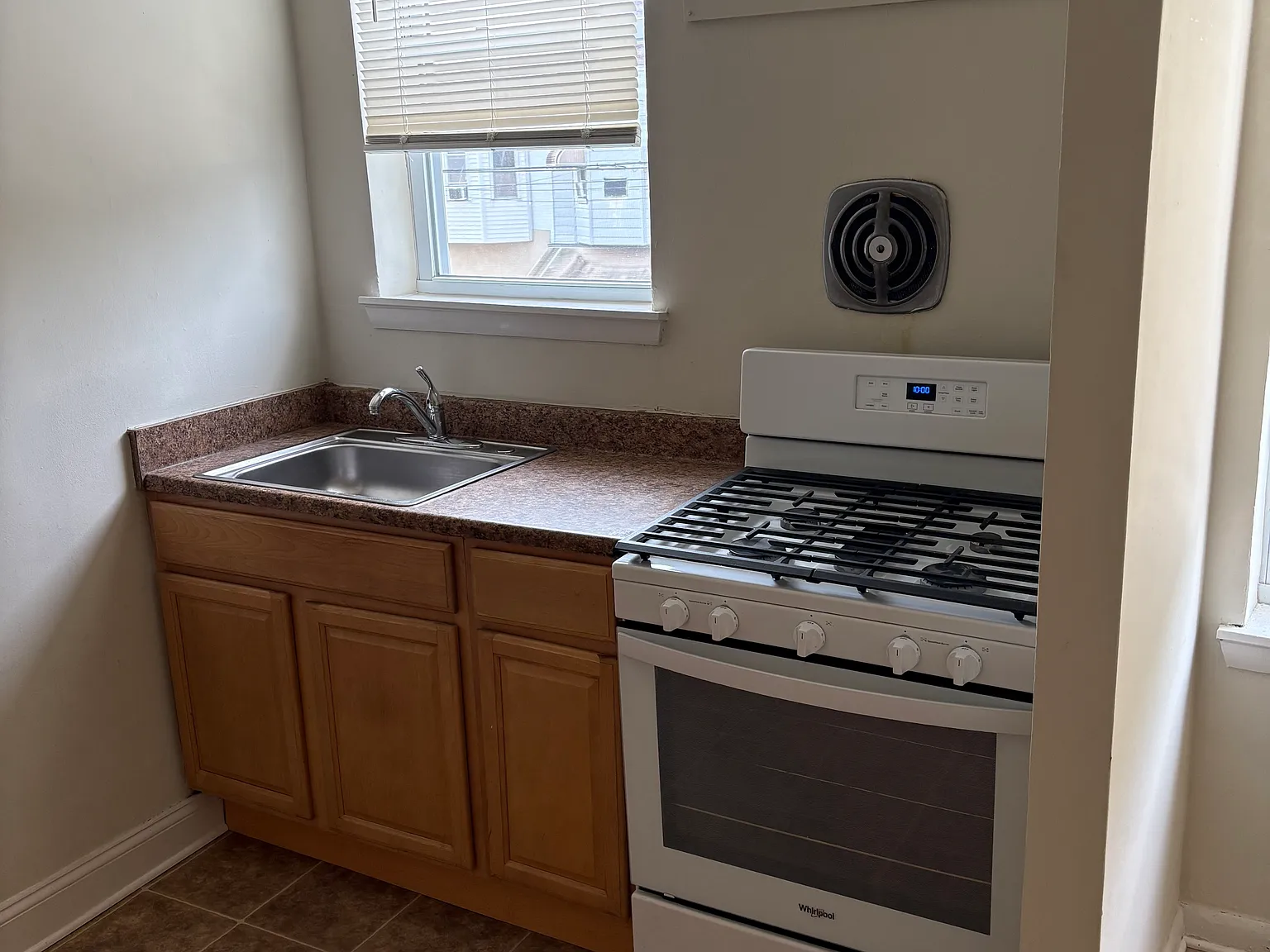 2 bed, 1000 sqft, $1,250 — Photo 2